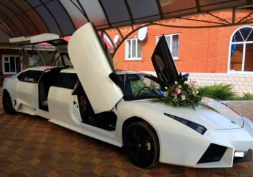 Lamborghini Aventador - Luxurious Limousines